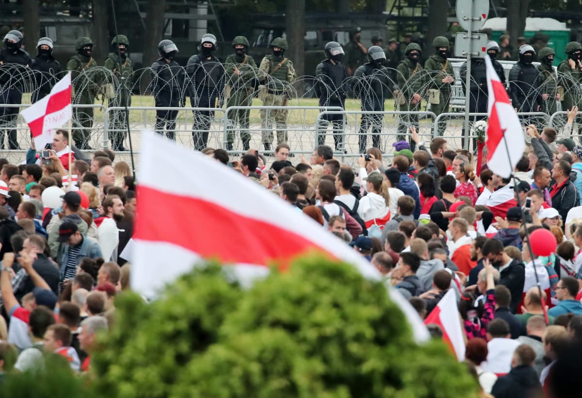 Mellakkapoliisit valvoivat Minskissä järjestettyä suurmielenosoitusta 23. elokuuta 2020. 