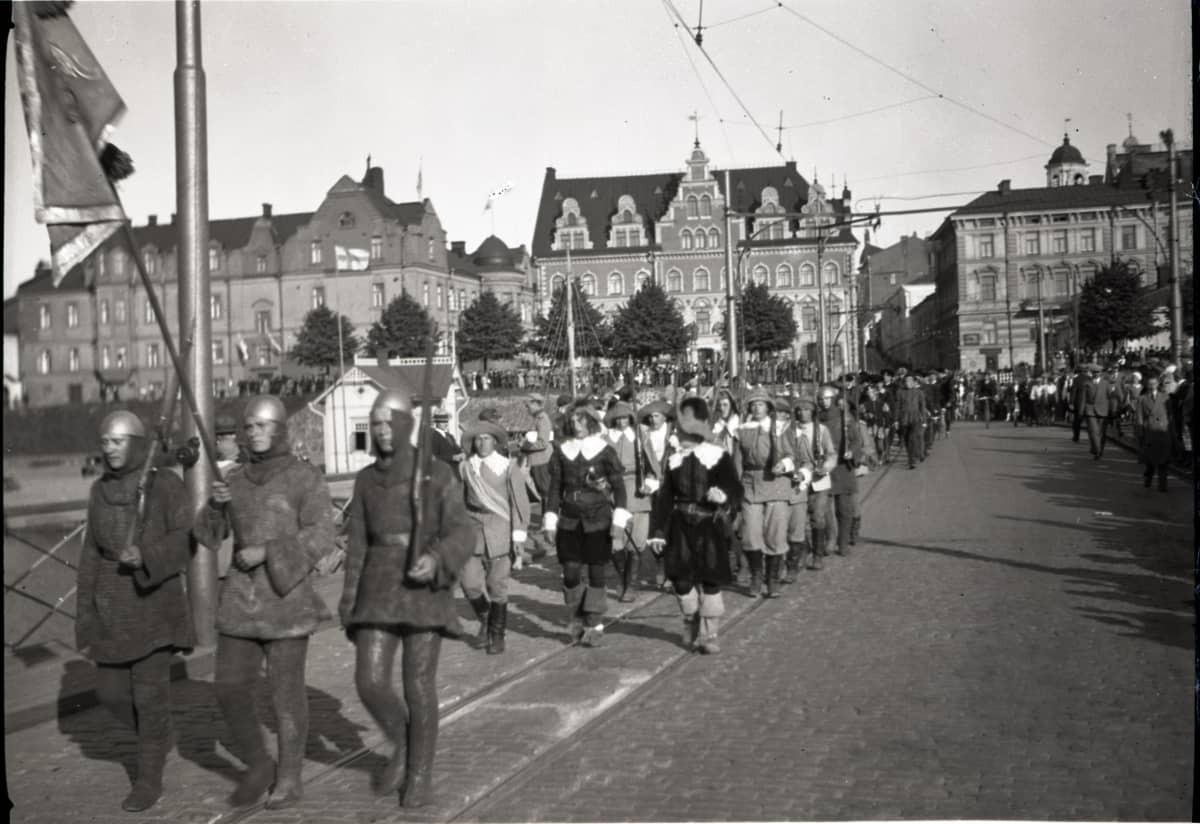Viipuri-kulkue Viipurin Linnansillalla vuonna 1932. Ihmiset ovat pukeutuneet historiallisiin asuihin.