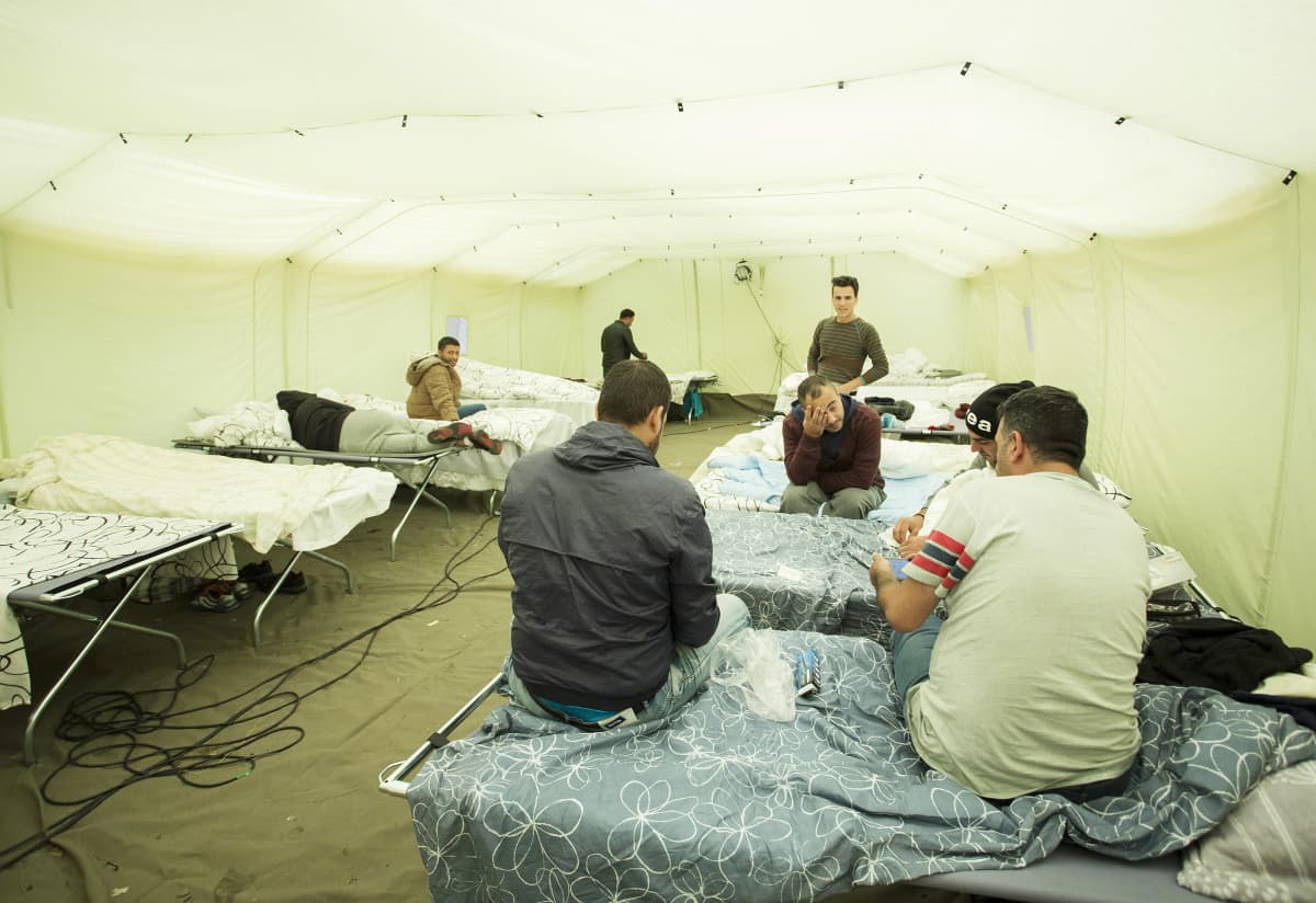 Turun vastaanottokeskus Pansiossa, telttamajoituksessa turvapaikanhakijoita.