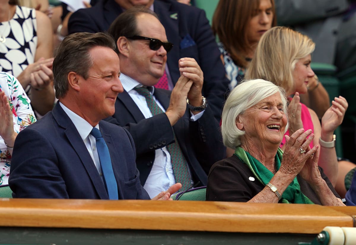 David Cameron Wimbledonissa äitinsä kanssa 6.7.2018