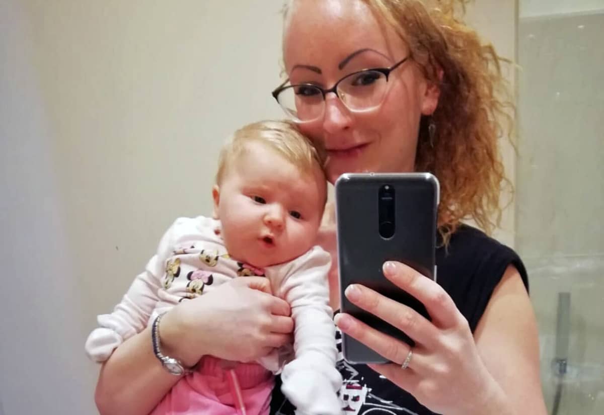 Melinda ottaa selfietä peilin kautta itsestään ja vauvasta