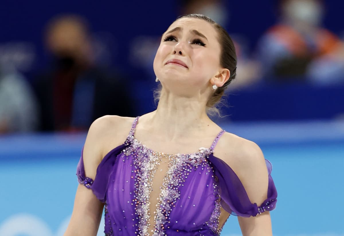 Kamila Valijeva tunteikkaana onnistuneen lyhytohjelman jälkeen Pekingin olympialaisissa.