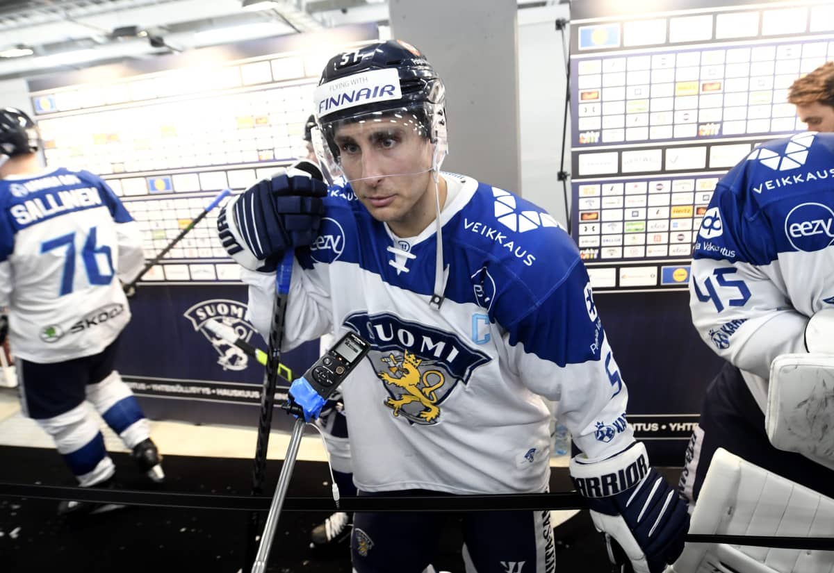 Suomen jääkiekkomaajoukkueen hyökkääjä Valtteri Filppula haastattelualueella ottelun jälkeen.