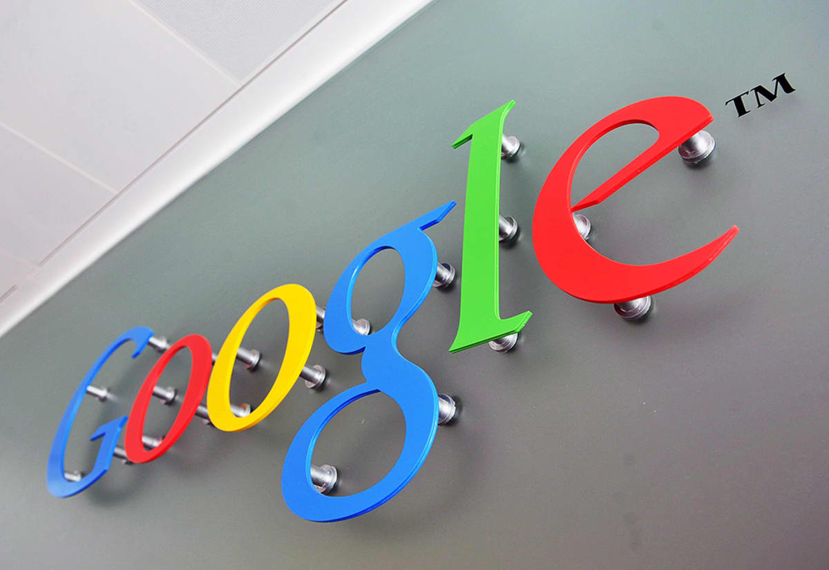 Googlen logo toimitilan seinässä