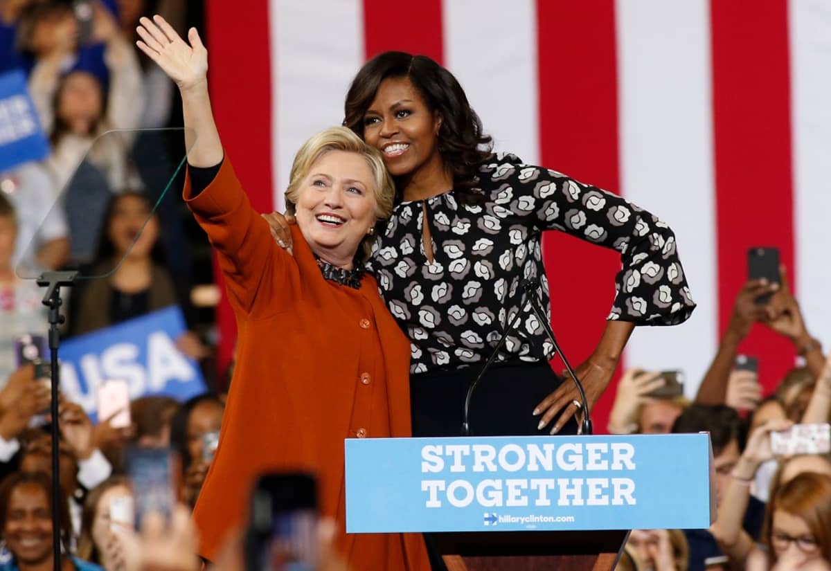 Demokraattien presidenttiehdokas Hillary Clinton ja Yhdysvaltain ensimmäinen nainen ovat yhteisellä asialla.