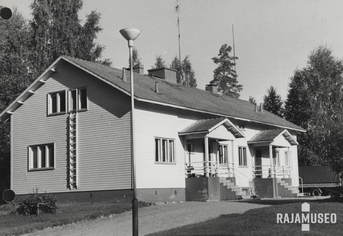 Puinen rakennus, jossa kaksi sisäänkäyntiä. 