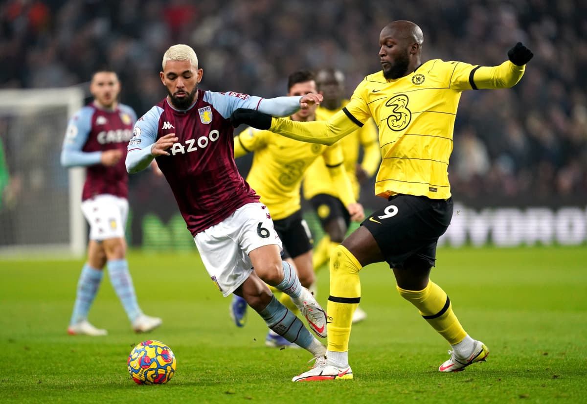 Chelsean Romelu Lukaku taistelee pallosta Aston Villaa vastaan. 