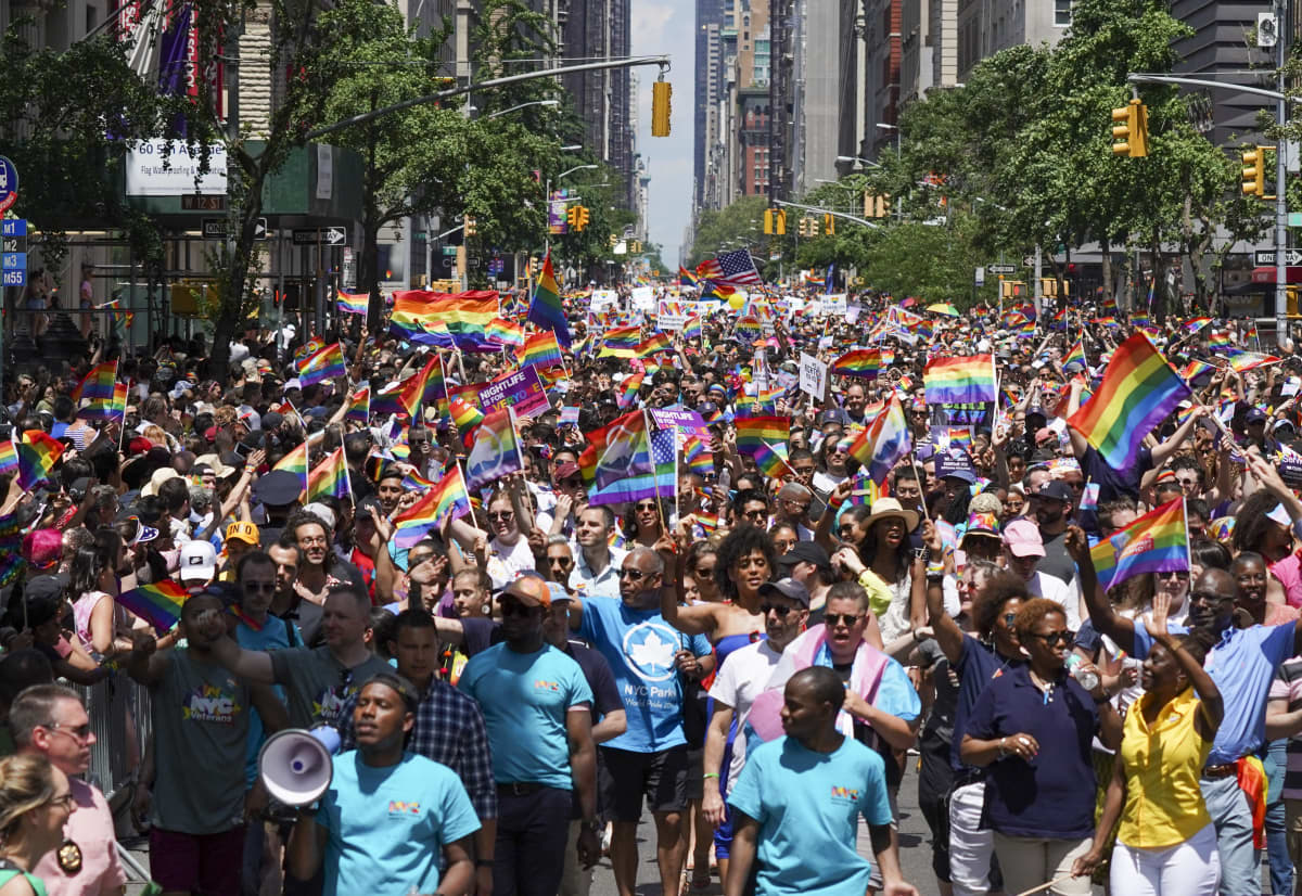 Viimevuotinen Gay Pride -paraati keräsi runsaan osanoton New Yorkissa. Nyt seksuaalivähemmistöjä puolustava liike on saanut tärkeän oikeudellisen voiton.