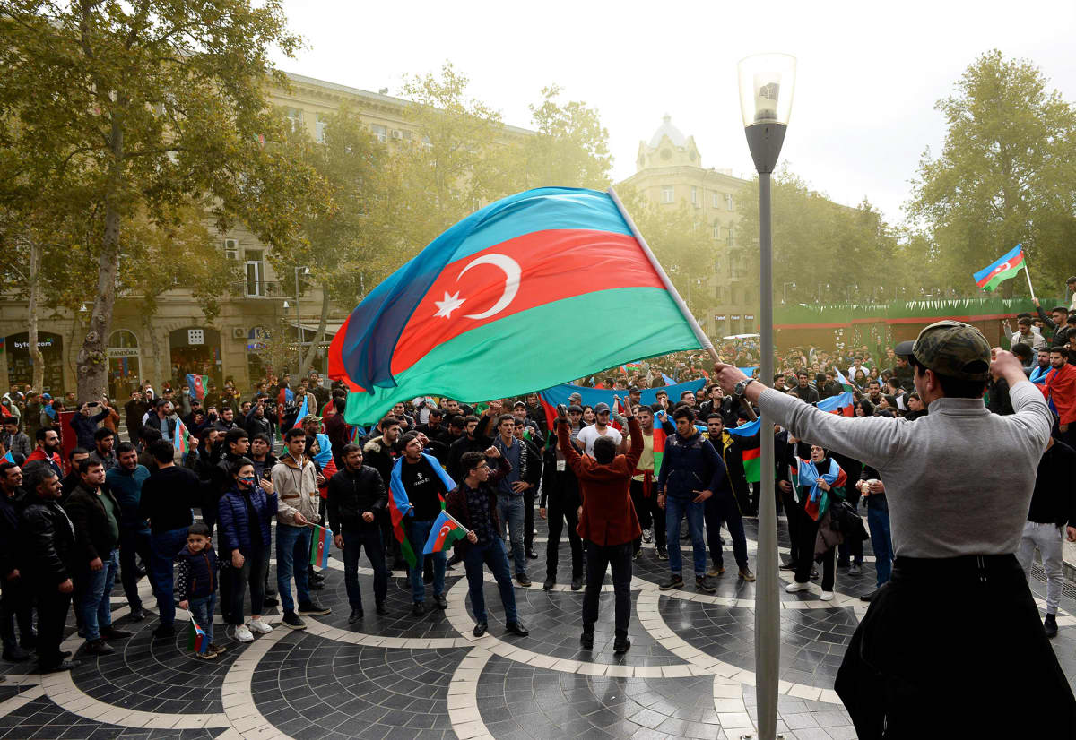 Azerbaidzanilaiset juhlivat tulitaukoa voittonaan Bakun kaduilla.