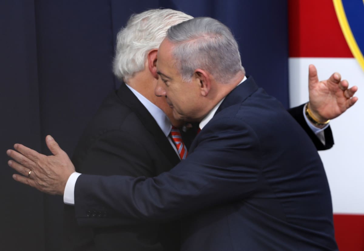 Israelin pääministeri Benjamin Netanjahu ja Yhdysvaltain suurlähettiläs David Friedman halaavat.