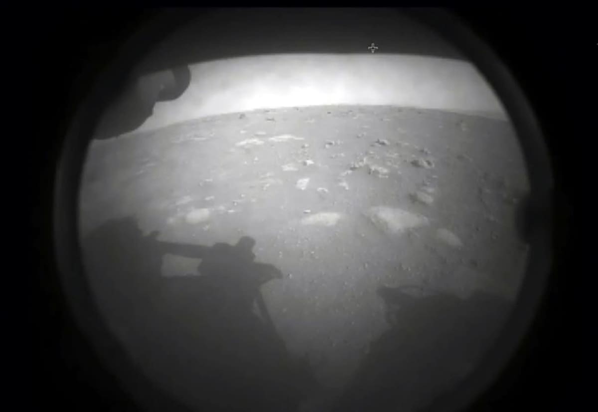 Nasan Perseverance-mönkijän ensimmäinen kuva Marsin pinnalta