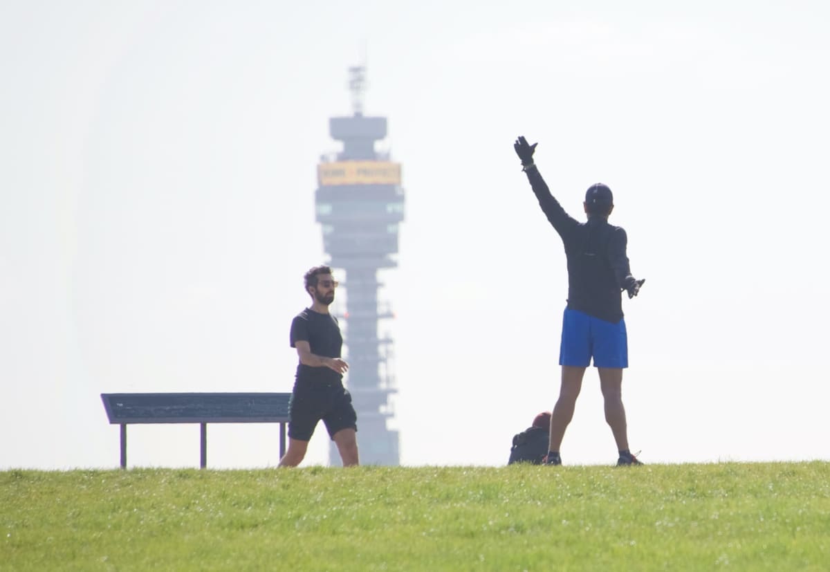 Kaksi lenkkeilijää taustallaan BT Tower -tietoliikennetorni.