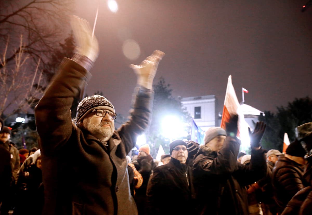 Mielenosoitajia palamenttirakennuksen edessä Varsovassa, Puolassa, 17. joulukuuta.