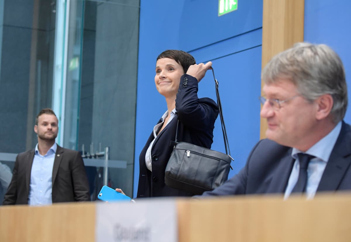 Alternative für Deutschlandin puheenjohtaja Frauke Petry poistui lehdistötilaisuudesta 25. syyskuuta.