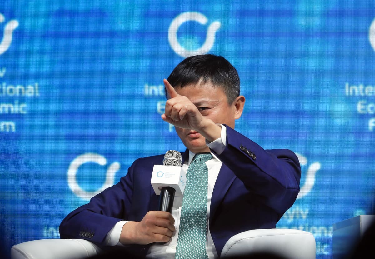 Jack Ma talousfoorumin lavalla.