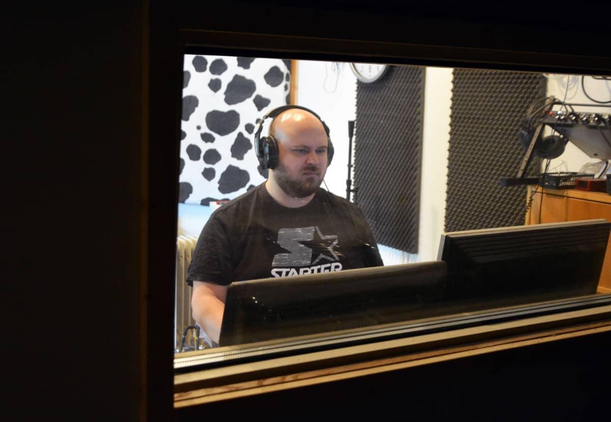 Petri Nakkila istumassa äänitysstudiossaan.
