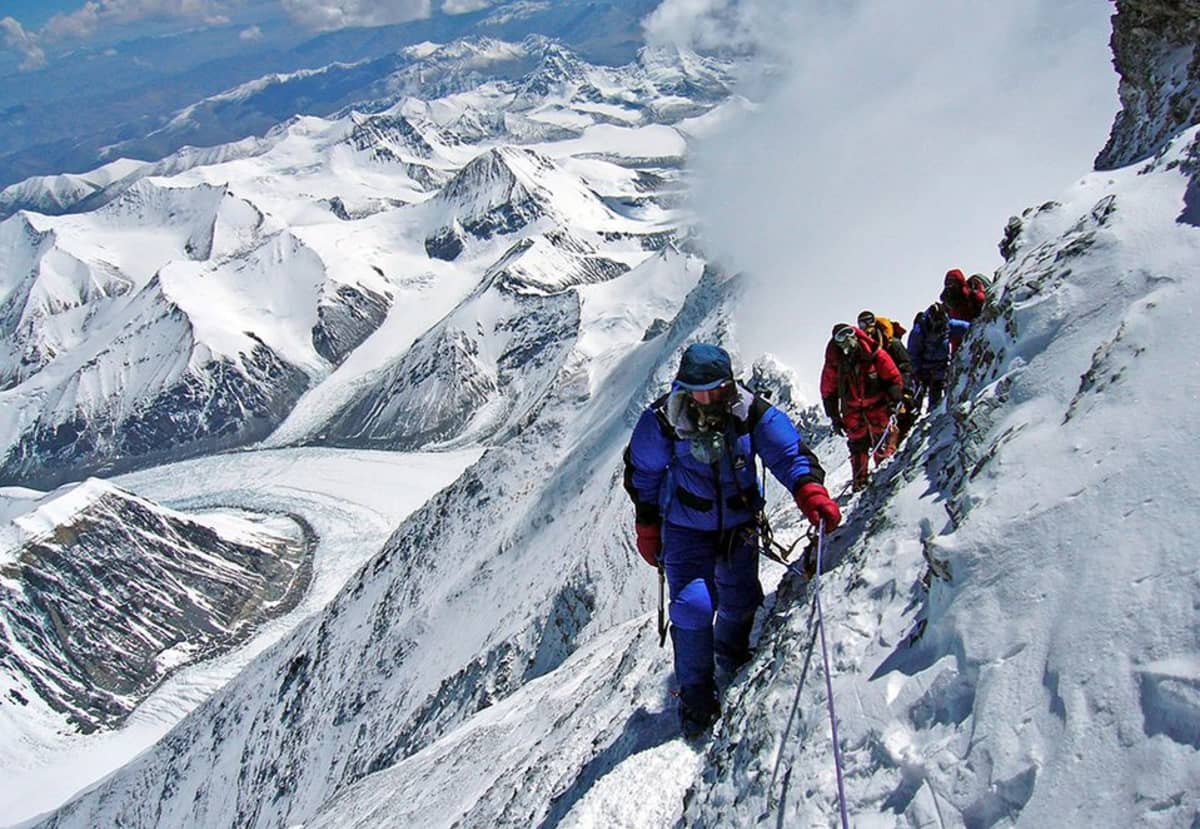 Kokeneita kiipeilijöitä Mount Everestillä.