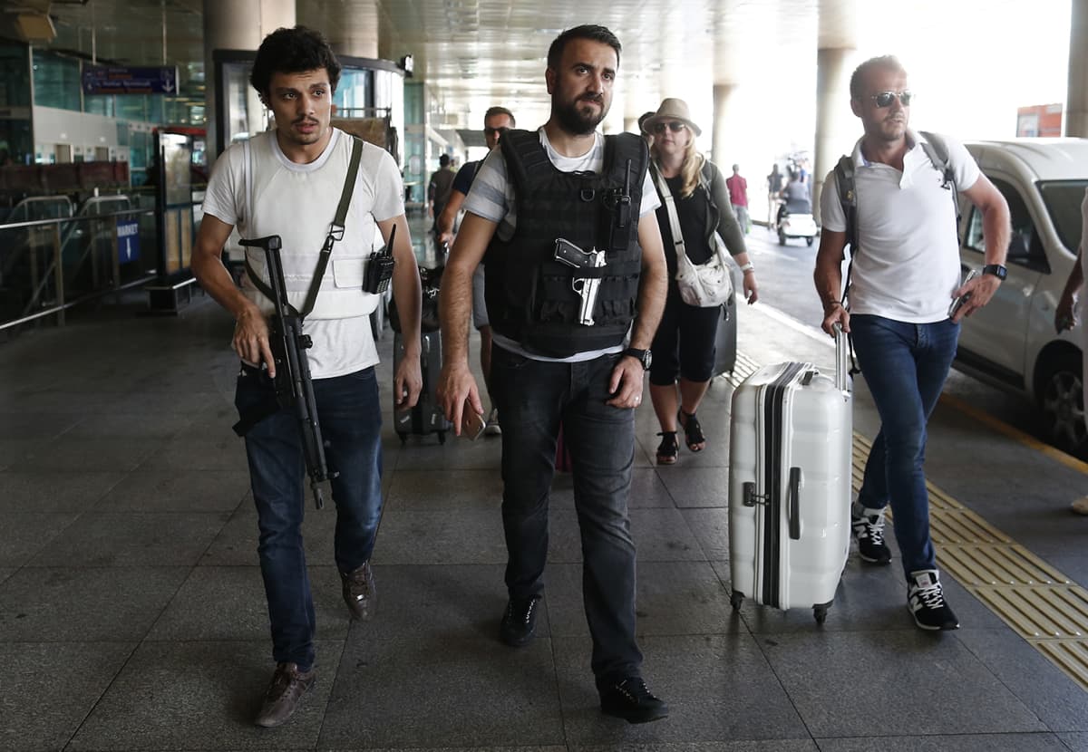 Poliisit partoivat turistien joukossa  Atatürkin lentokentällä keskiviikkona 29. kesäkuuta.