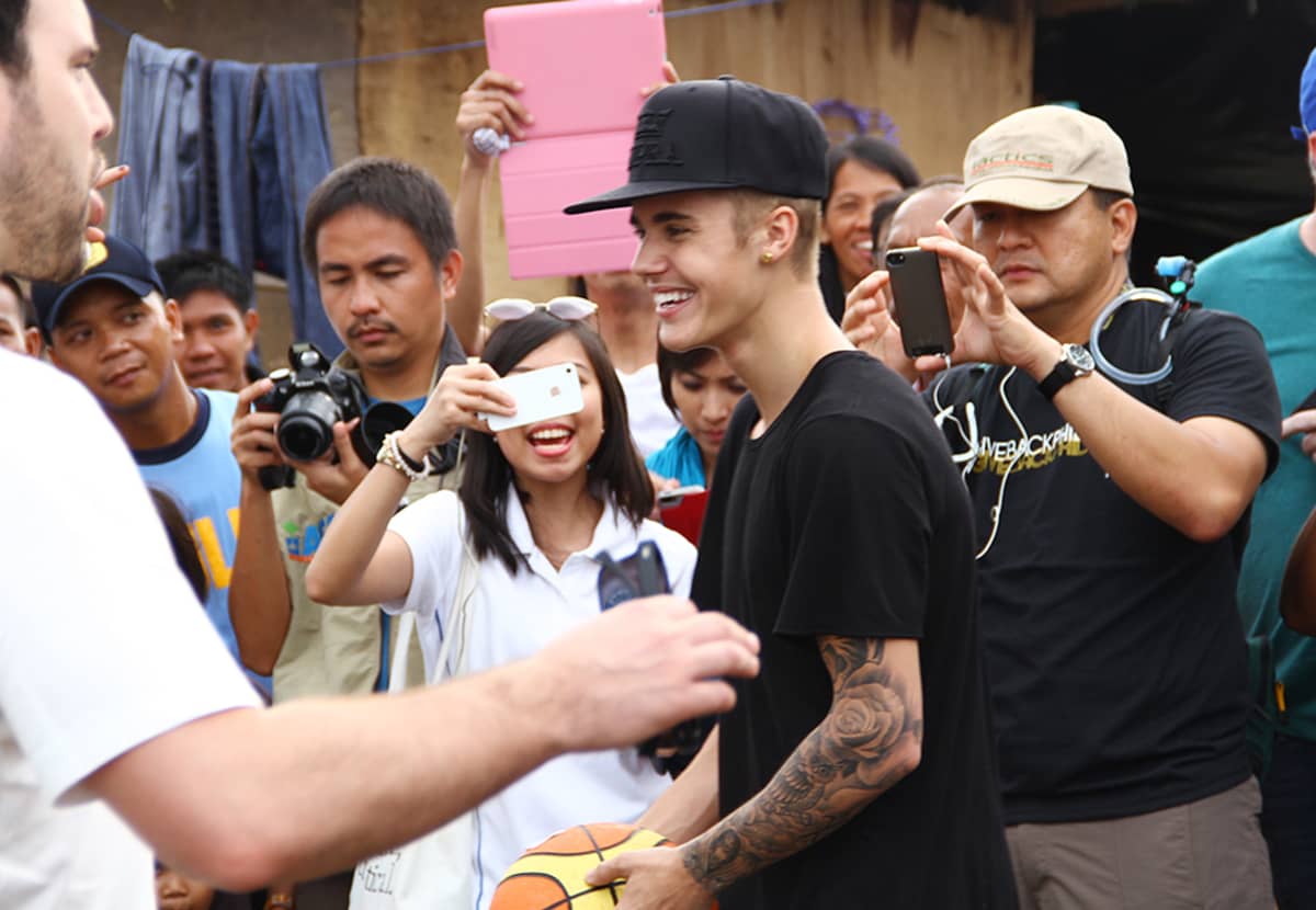 Justin Bieber vieraili taifuunista selvinneiden filippiiniläisten luona Taclobanin kaupungissa 10. joulukuuta.