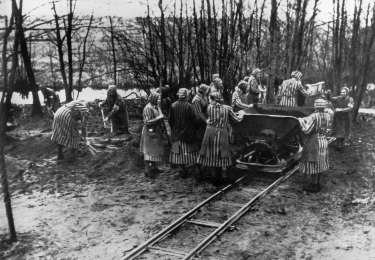 Ravensbrückin keskitysleirin naisvankeja töissä raidallisissa asuissaan.