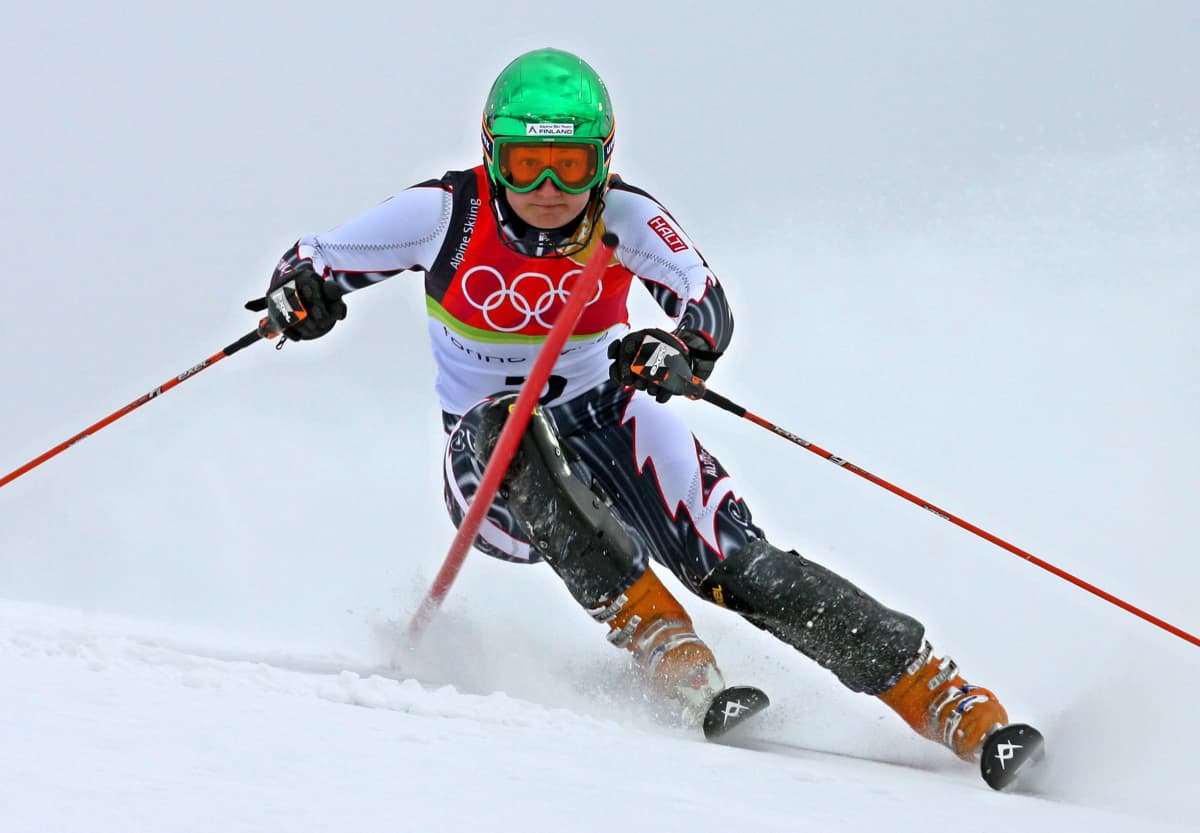 Tanja Poutiainen pujottelee Torinon olympialaisissa.