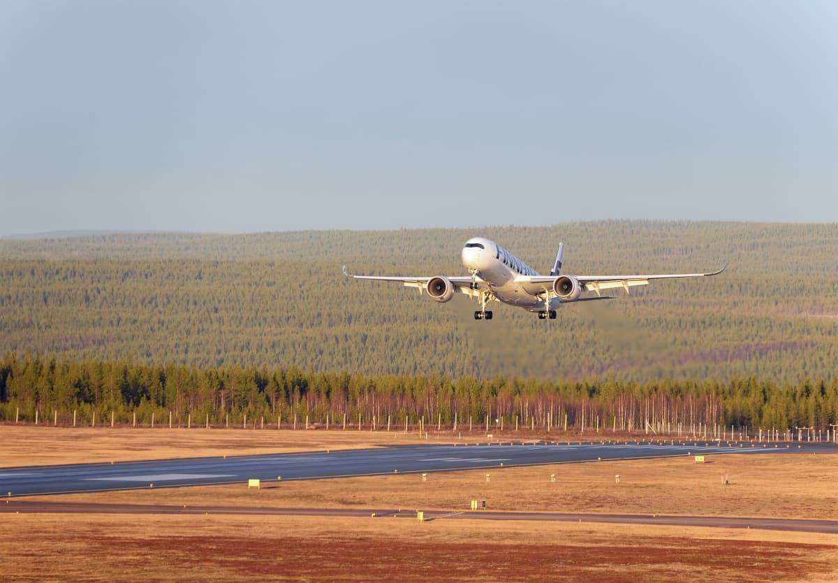Uusi uljas Airbus A350-900 ylilennolla Rovaniemen kentällä 5.11.