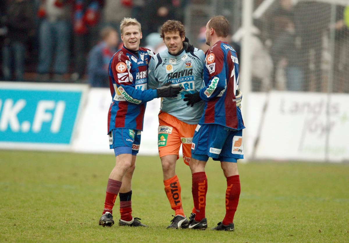 Mihaly Szerovay torjui JJK:n maalilla, kun joukkue säilytti paikkansa Veikkausliigassa keväällä 2010. Kymmenen vuotta myöhemmin hän on akateemisesti koulutettu "jalkapalloprofessori."