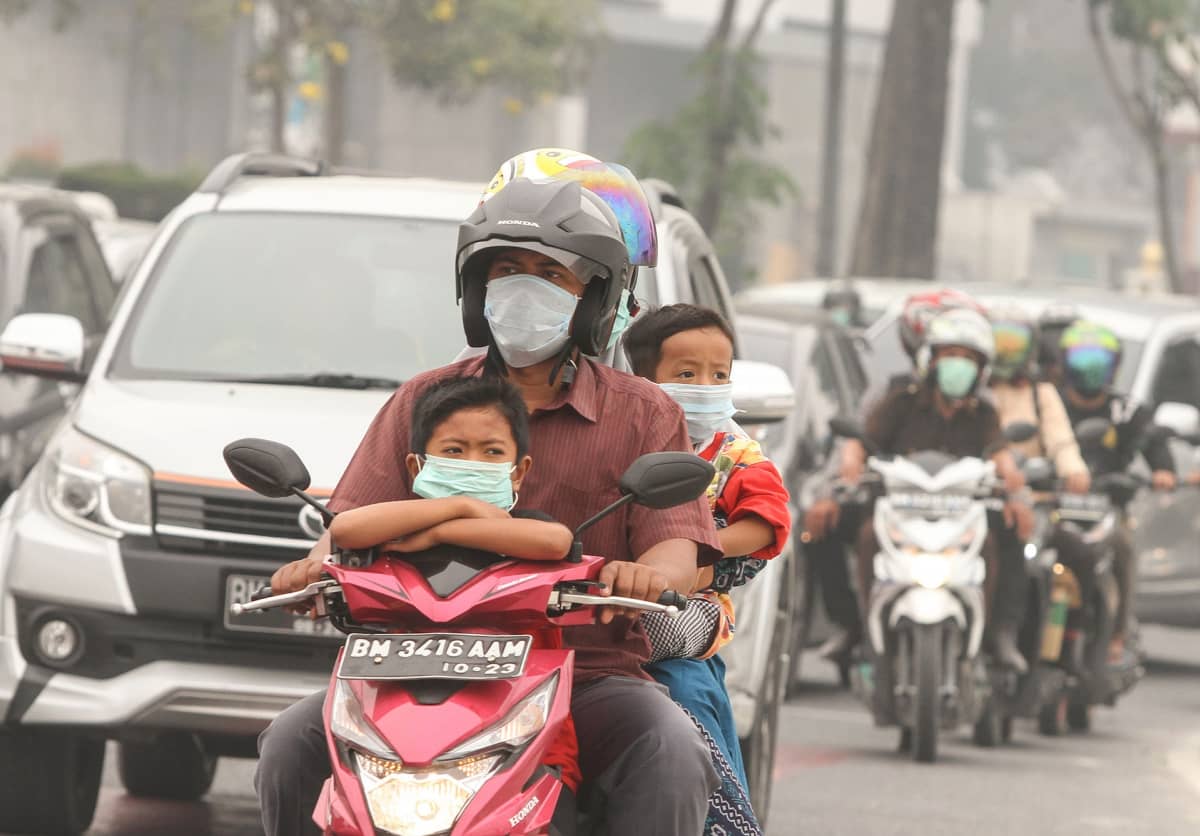 Hengityssuojaimia käyttäviä moottoripyöräilijöitä.