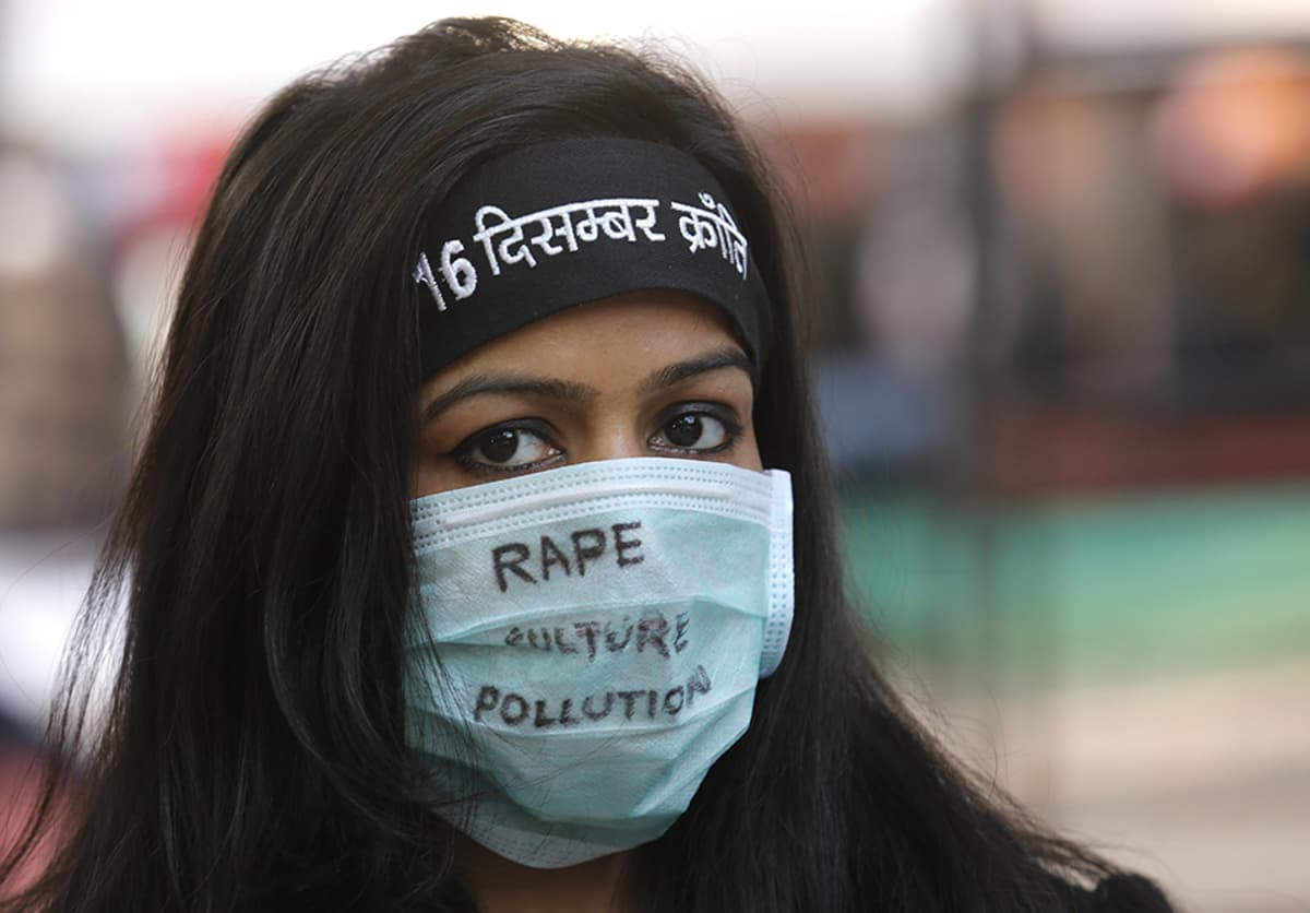Mielenosoittaja Delhissä, Intiassa 16. joulukuuta.