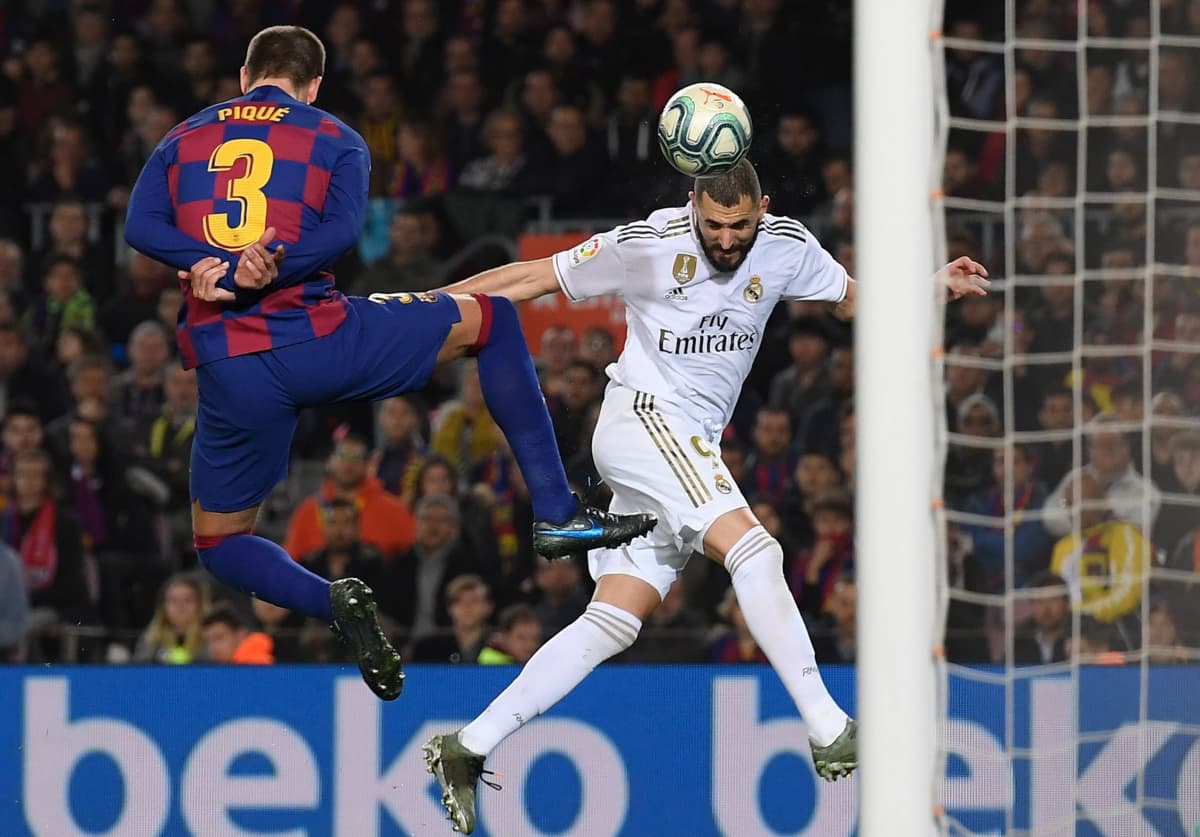 Barcelonan puolustaja Gerard Pique (vas.) ja Real Madridin hyökkääjä Karim Benzema