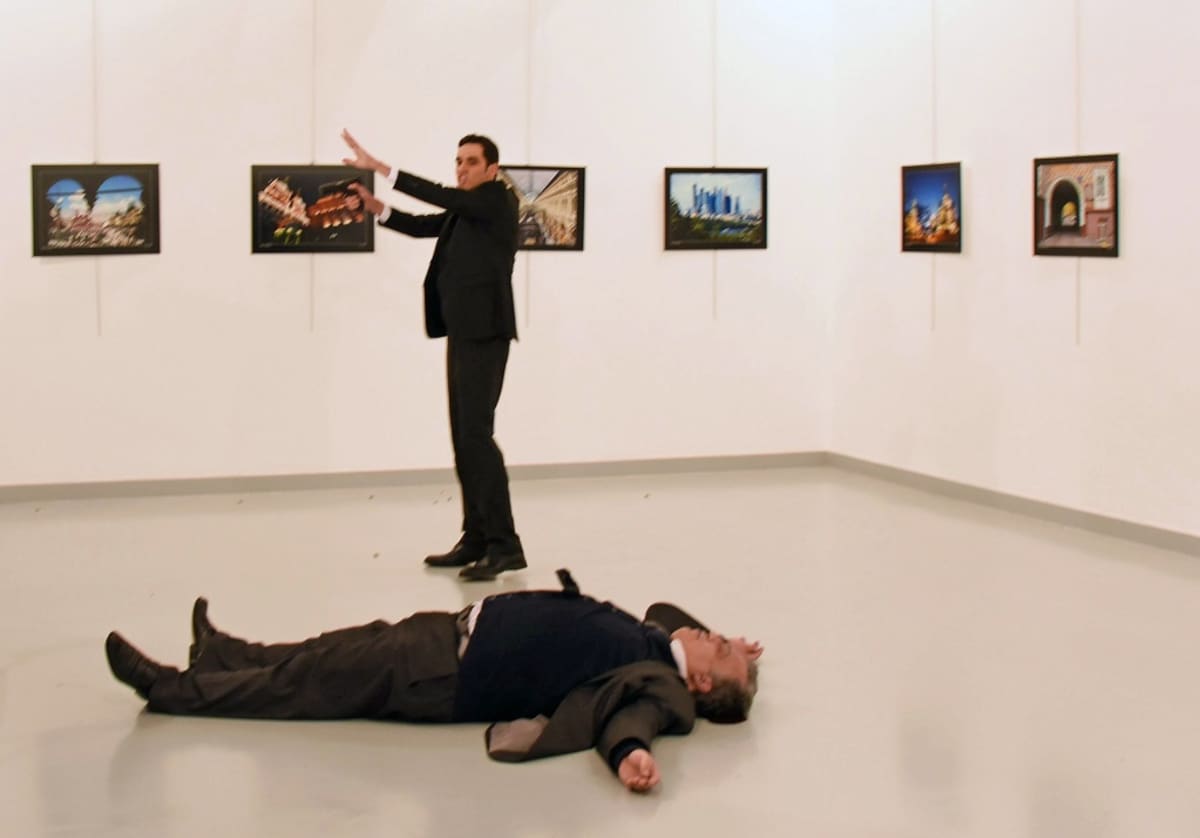 Asemies seisoo lähellä Venäjän Turkin suurlähettilästä Andrei Karlovia sen jälkeen, kun hän oli ampunut Karlovia taidenäyttelyn avajaisissa Turkin pääkaupungissa Ankarassa 19. joulukuu 2016. 