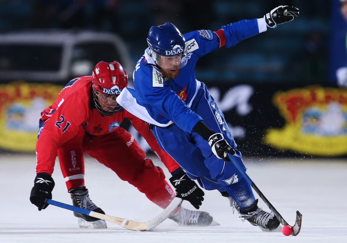 Ville Aaltonen taistelee pallosta vuoden 2016 MM-kisoissa. 