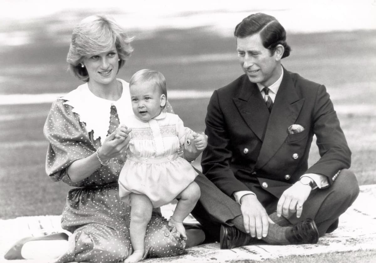 Prinsessa Diana, prinssi Charles ja prinssi William viltin päällä.