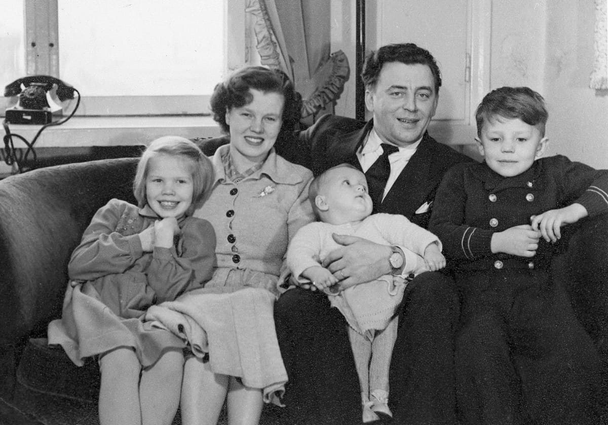 Irene ja Olavi Virta sekä lapset Ilse, Harriet ja Pauli Pääskylänkadulla 1951.