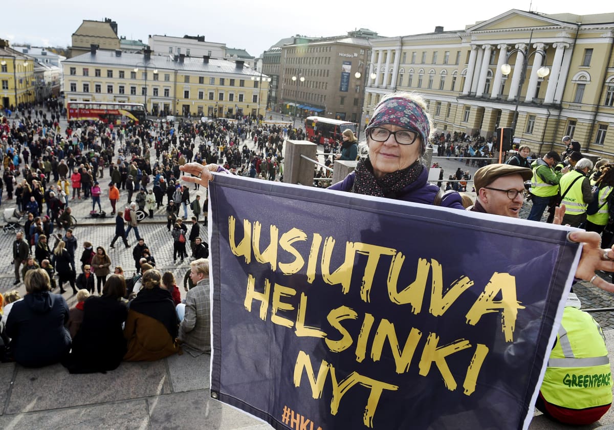 Irma Nuuttila esitteli "Uusiutuva Helsinki Nyt" -banderolliaan Tuomiokirkon portailla Senaatintorilla ennen Kepa ry:n järjestämää Ilmastomarssia Helsingissä 20. lokakuuta