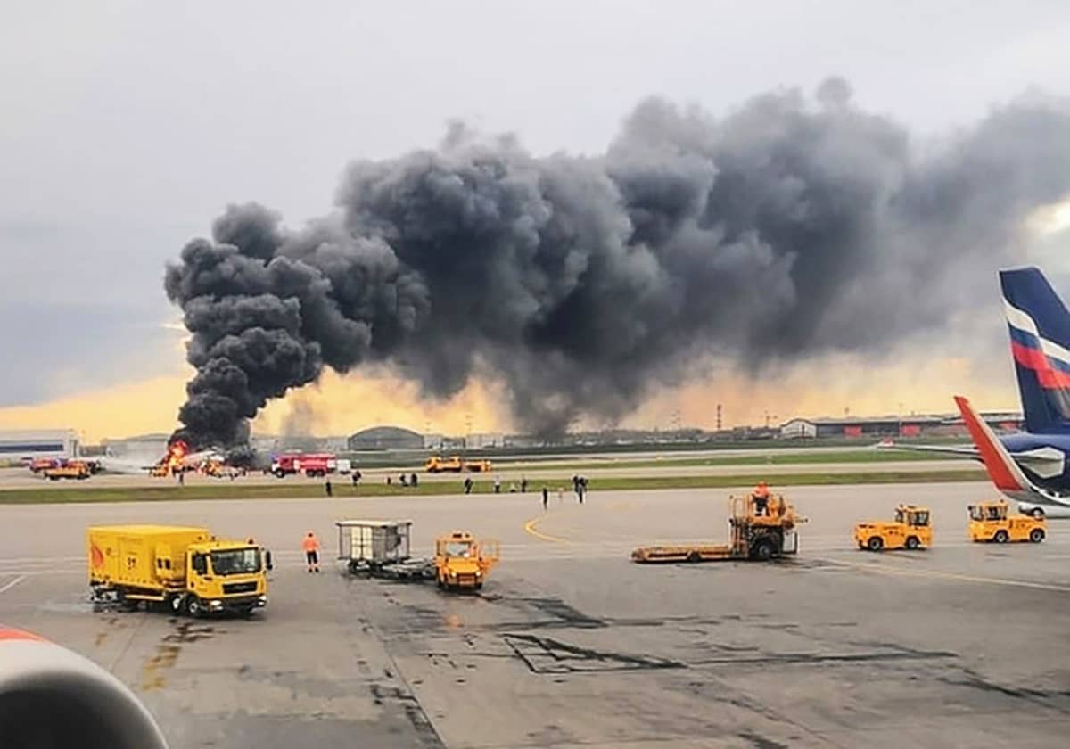 Aeroflotin Suhoi Superjet -tyyppinen kone paloi rajusti Moskovan Sheremetjevon lentoaseman kiitotiellä.