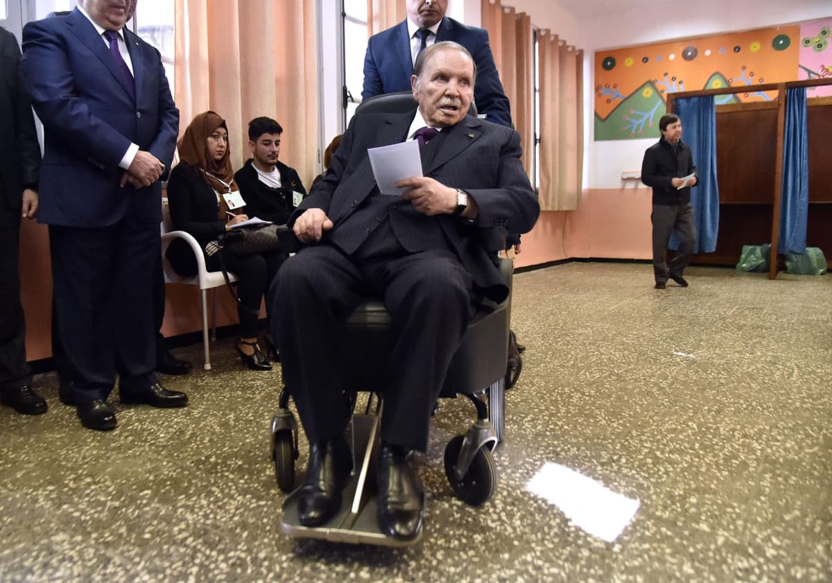 Algerian presidentti Abdelaziz Bouteflika äänestämässä paikallisvaaleissa marraskuussa 2017.