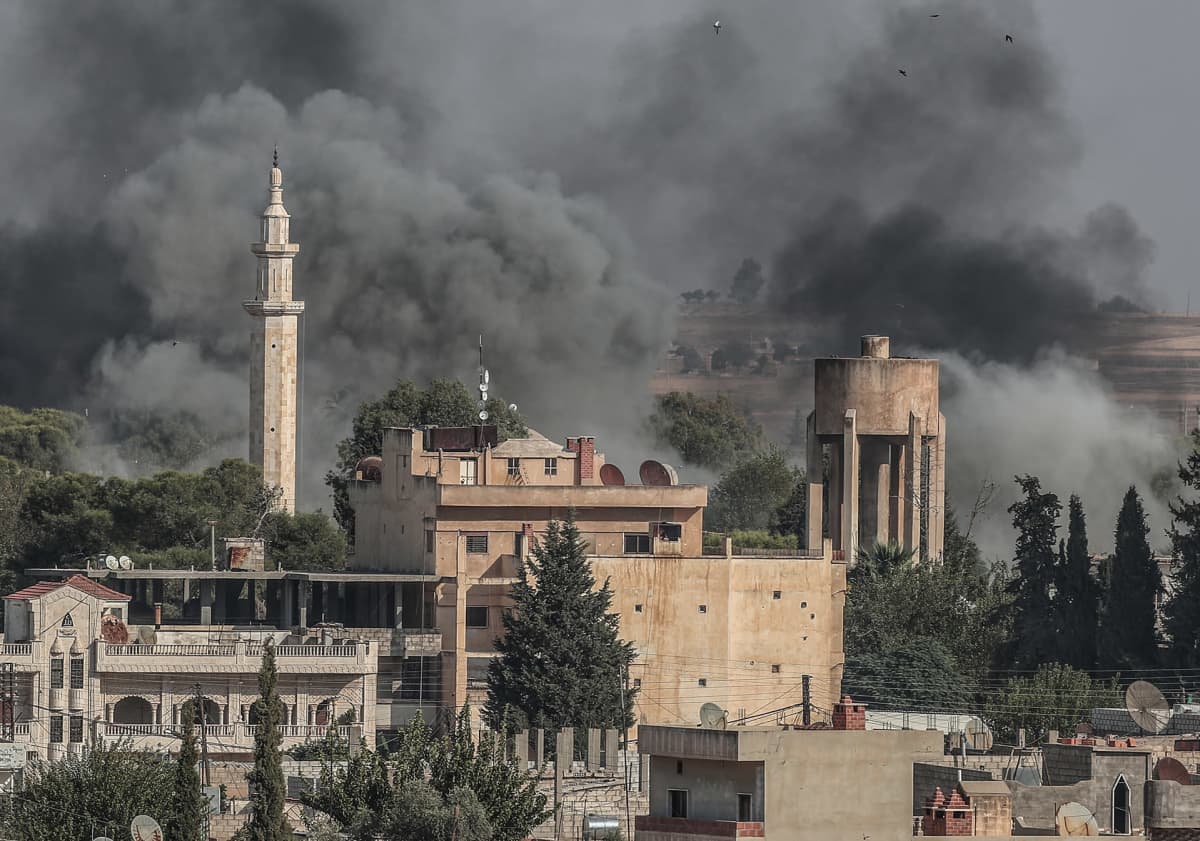 Turkki hyökkäsi Syyriaan. Kuvassa näkyy lähellä rajaa sijaitseva syyrialainen Ras-al -Ainin kaupunki hyökkäyksen alkuvaiheessa 10. lokakuuta.