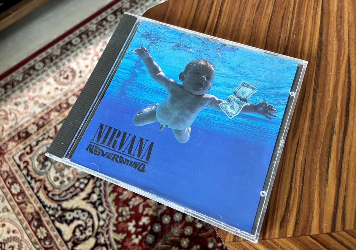 Vauvana Nevermind-levyn kannessa esiintynyt mies haastaa Nirvanan oikeuteen  – syyttää yhtyettä lapsipornon julkaisemisesta