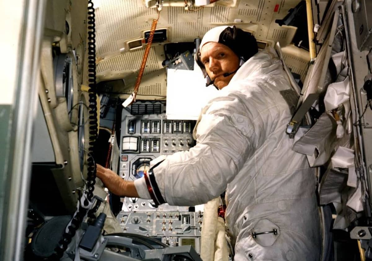 Astronautti avaruusmoduulia jäljittelevässä simulaatiolaitteessa. 