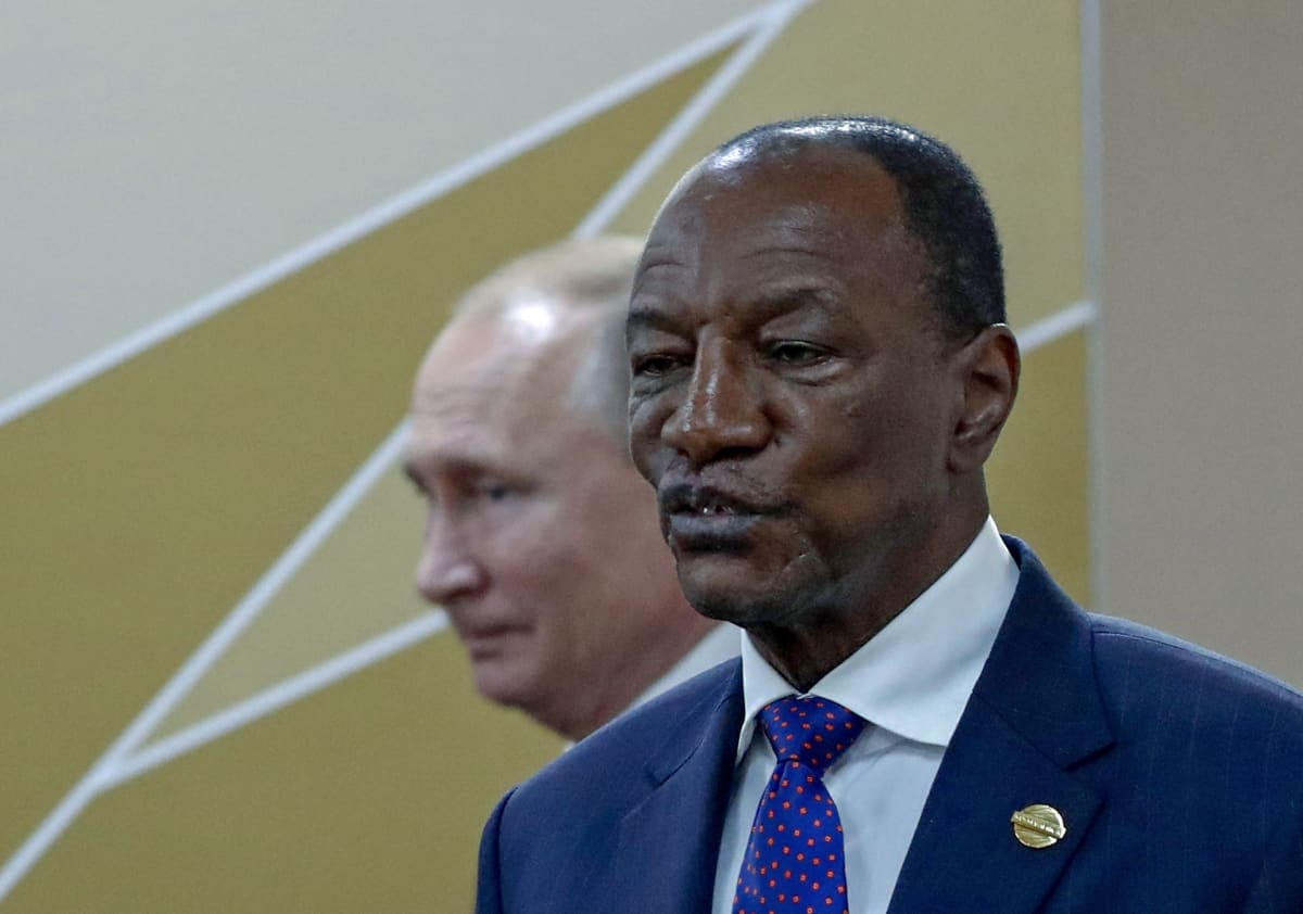 Guinean presidentti Alpha Condé, takana Vladimir Putin.