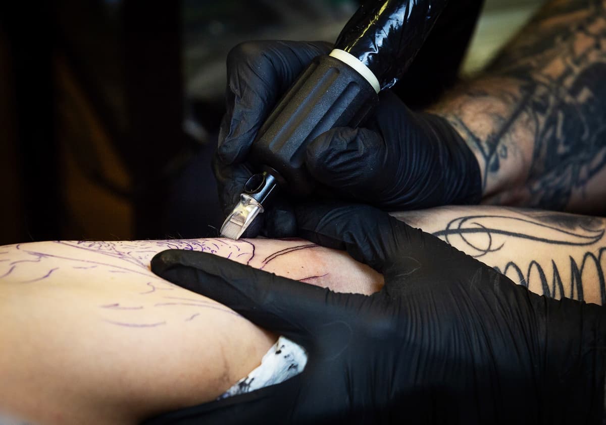 Tatuointia tehdään käsivarteen.