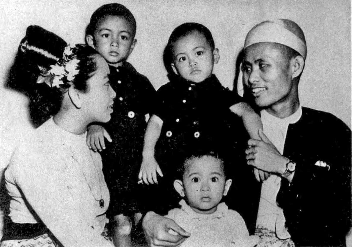 Aung San perheensä kanssa (Khin Kyi, Aung San Oo, Aung San Suu Kyi, Aung San Lin).