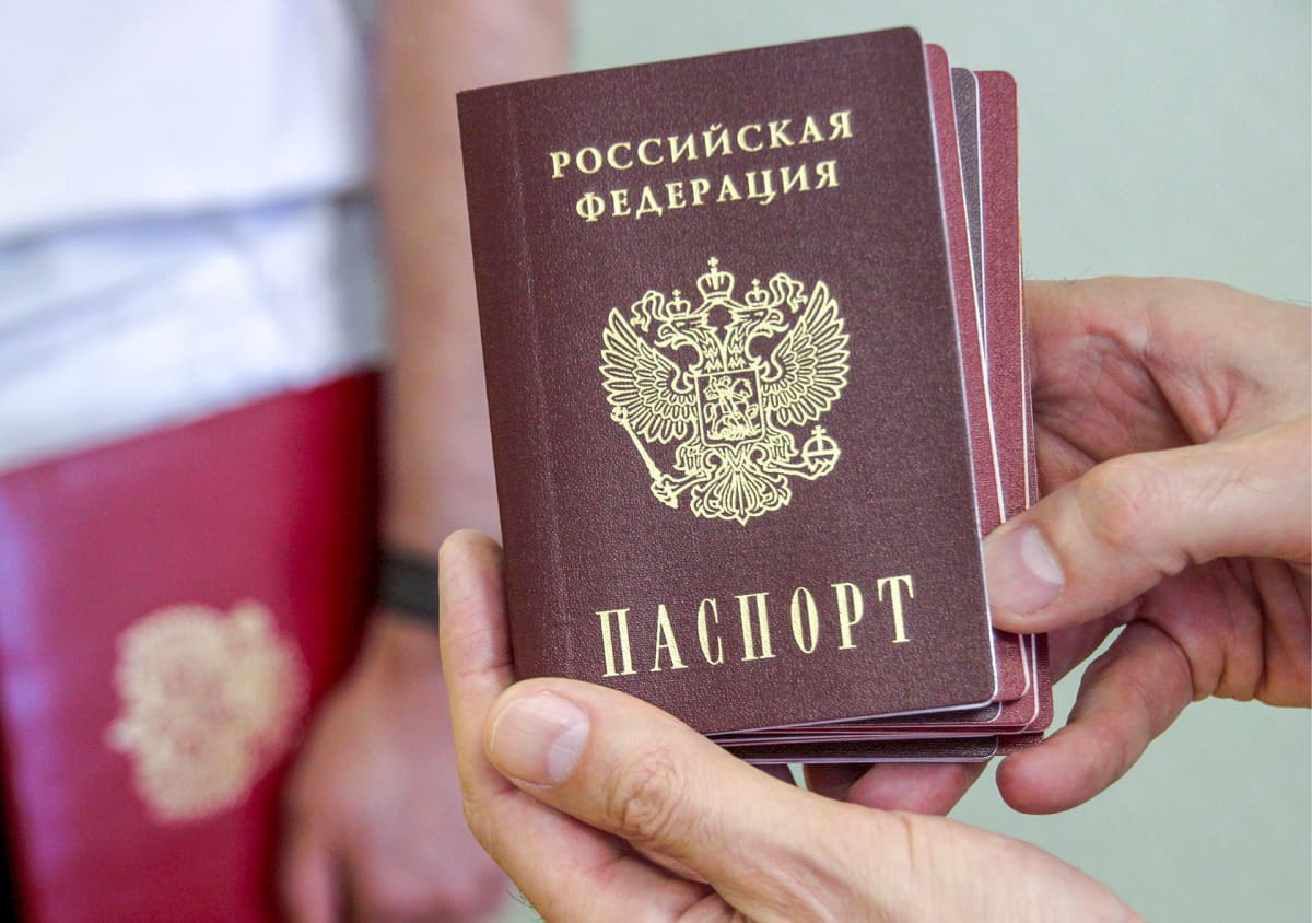 Venäläisiä passeja Luhanskin passinjakelukeskuksessa.