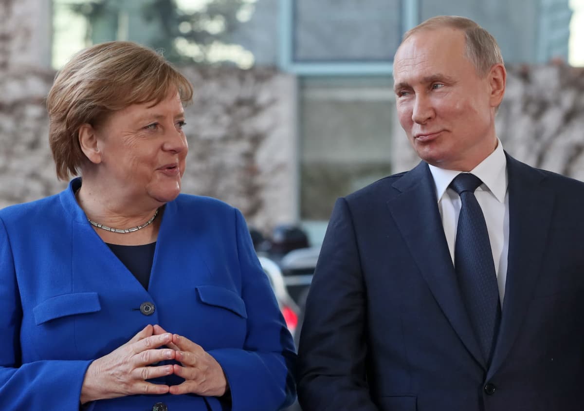 Angela Merkel ja Vladimir Putin seisovat vierekkäin