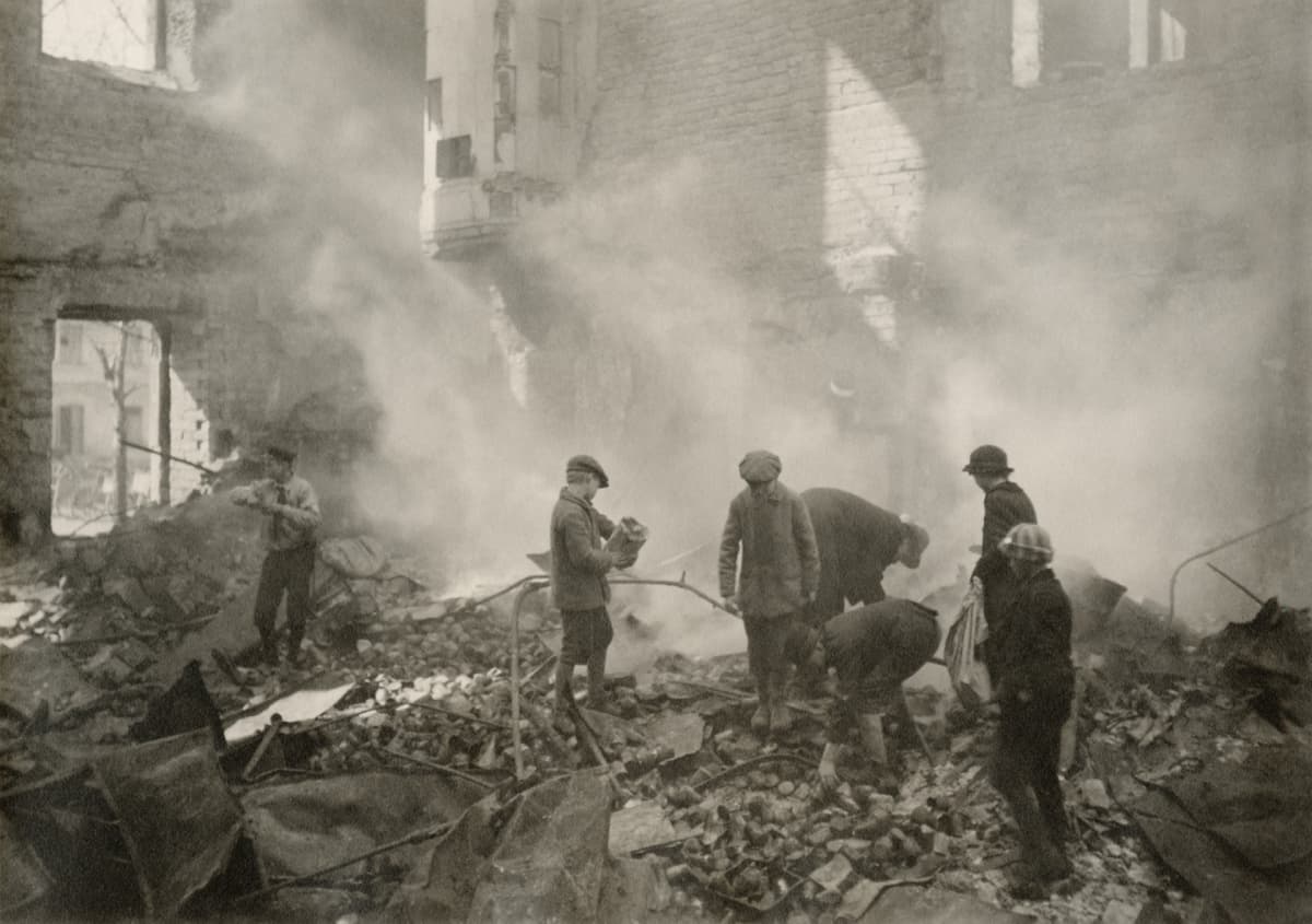 Kaupunkilaiset etsivät Turun kasarmin raunioista säilykepurkkeja saksalaisten joukkojen pommituksen aiheuttaman tulipalon jälkeen 17.4.2018.