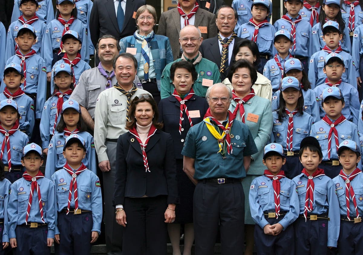 Kuningas Kaarle XVI Kustaa Etelä-Koreassa koululaisten kanssa kuvattuna.
