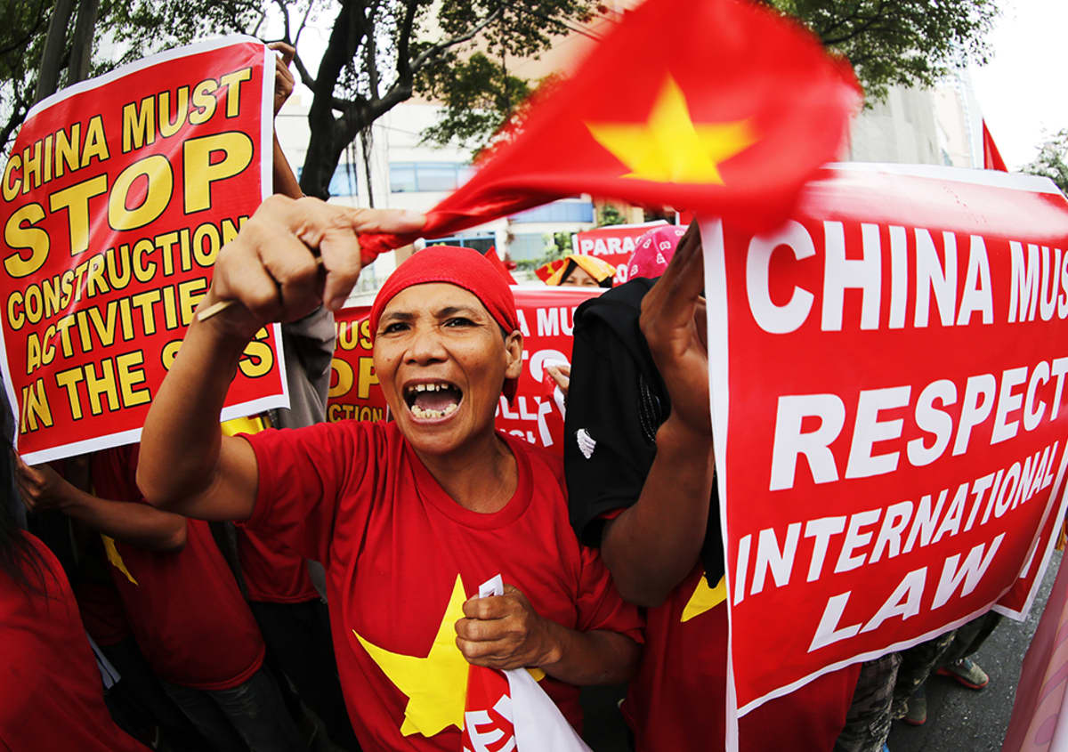 Filippiiniläiset ja vietnamilaiset mielenosoittajat vaativat Kiinaa noudattamaan kansainvälisiä lakeja Kiinan konsulaatin edustalla Manilassa.