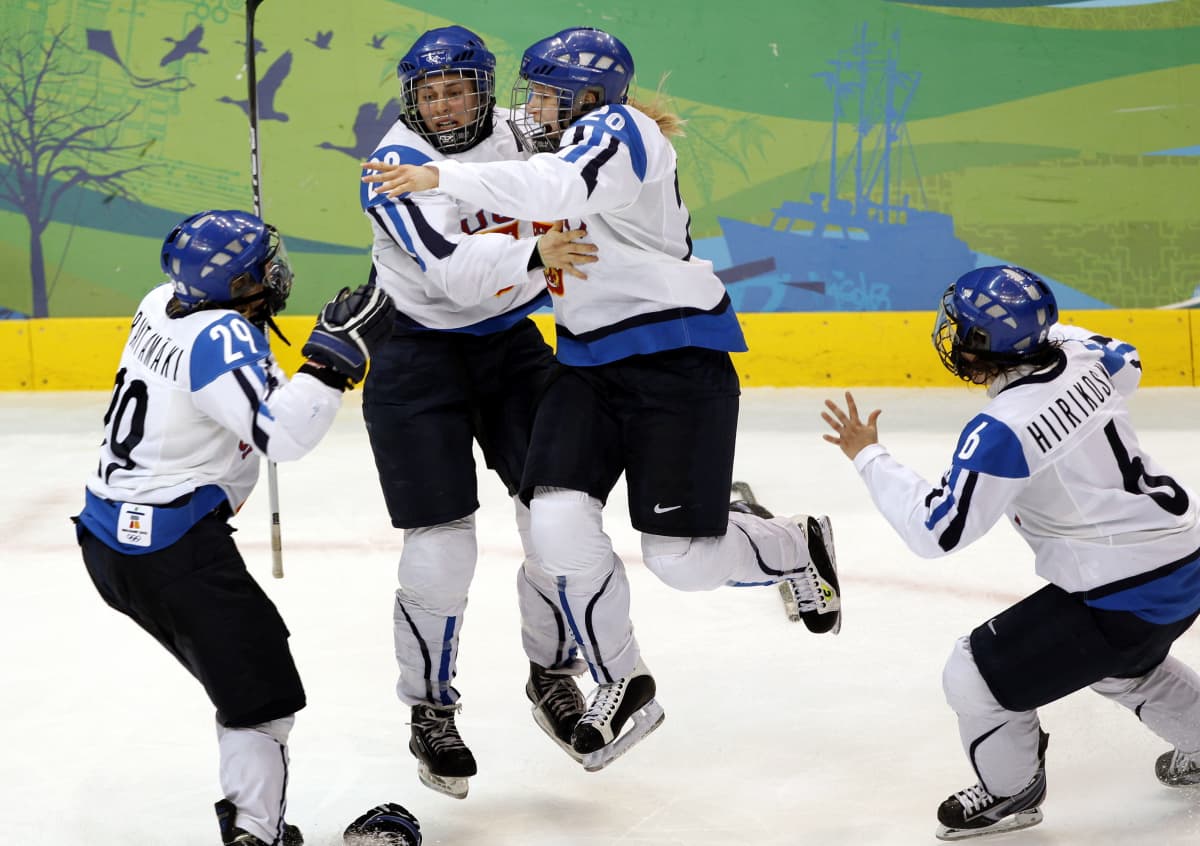 Suomen pelaajat juhlivat Vancouverin olympialaisten pronssiottelun voittomaalia.