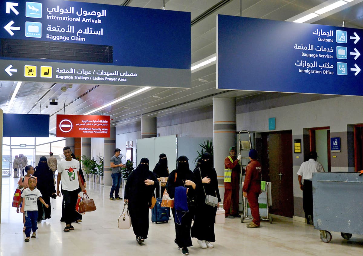 Saudi-Arabiassa on myönnetty naisille ensimmäiset passit ilman  miesholhoojan suostumusta | Yle Uutiset